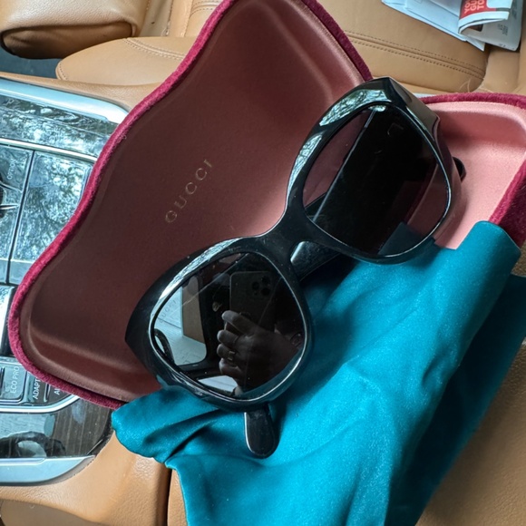 EUC ?GUCCI?Cat-eye Sunglasses with case